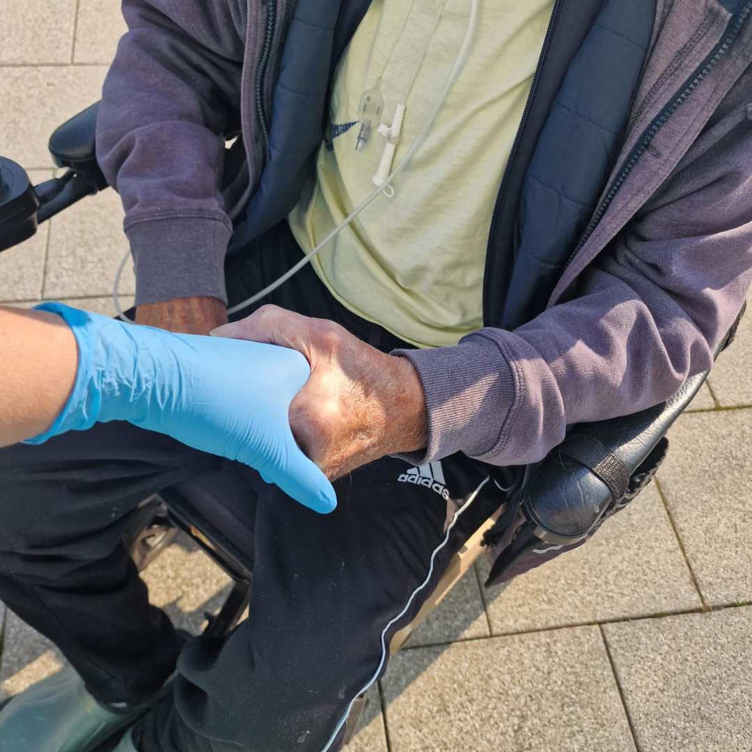 Die Terrasse der Intensivpflege-WG in Mühlhausen wird von Patient:innen und Angehörigen stets gerne genutzt.