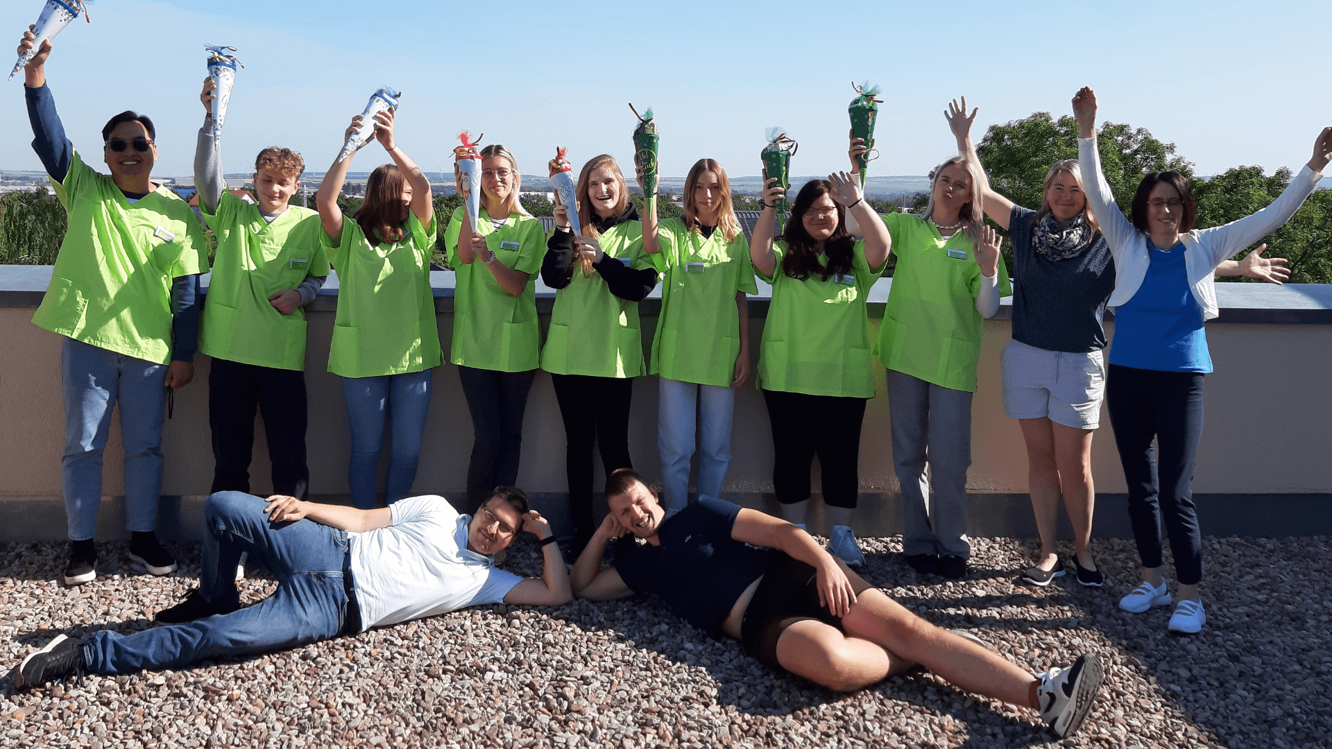 Mit unseren Begrüßungstagen heißen wir die neuen Linimed Azubis willkommen: Im September haben 22 generalistische Pflege-Azubis ihre Ausbildung zu Pflegefachfrau:mann an den verschiedenen Standorten der Linimed GmbH begonnen. Hinzu kommen zwei Auszubildende, die den Beruf der Pflegefachhelfer:in erlernen.