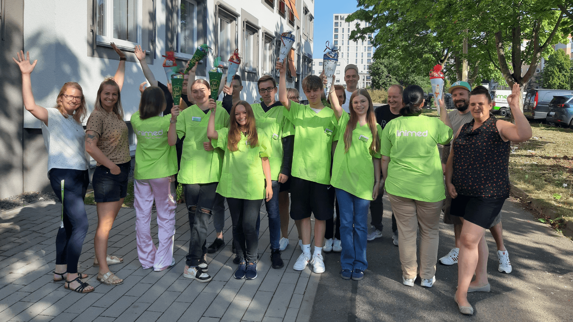 Mit unseren Begrüßungstagen heißen wir die neuen Linimed Azubis willkommen: Im September haben 22 generalistische Pflege-Azubis ihre Ausbildung zu Pflegefachfrau:mann an den verschiedenen Standorten der Linimed GmbH begonnen. Hinzu kommen zwei Auszubildende, die den Beruf der Pflegefachhelfer:in erlernen.
