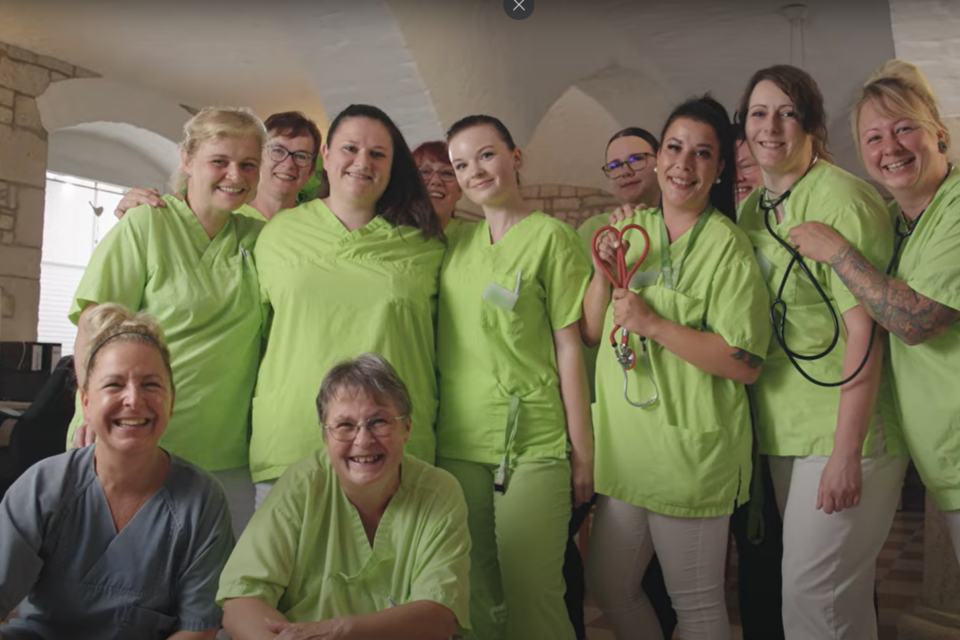 In unserem neuen Linimed Video kommen unsere Kolleginnen und Kollegen zu Wort – mal frech, mal einfühlsam, mal ernst erzählen Sie Ihre Linimed Geschichten.