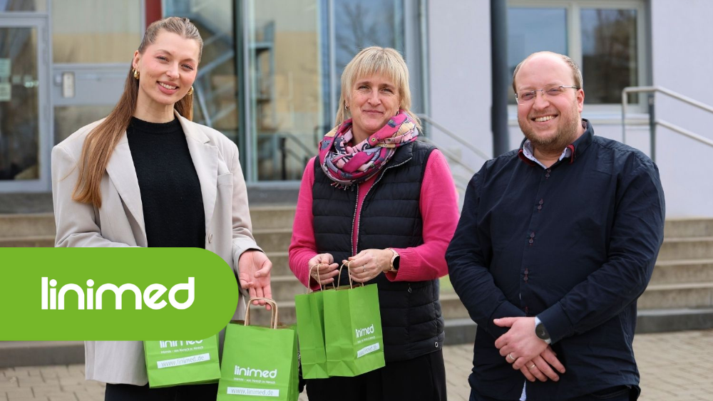 Repräsentanten von Linimed und der Regelschule Stadtroda mit Linimed Beuteln