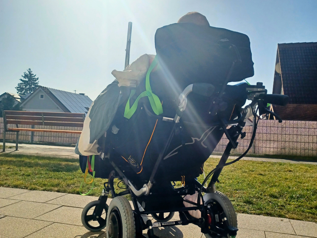 Die Terrasse der Intensivpflege-WG in Mühlhausen wird von Patient:innen und Angehörigen stets gerne genutzt.