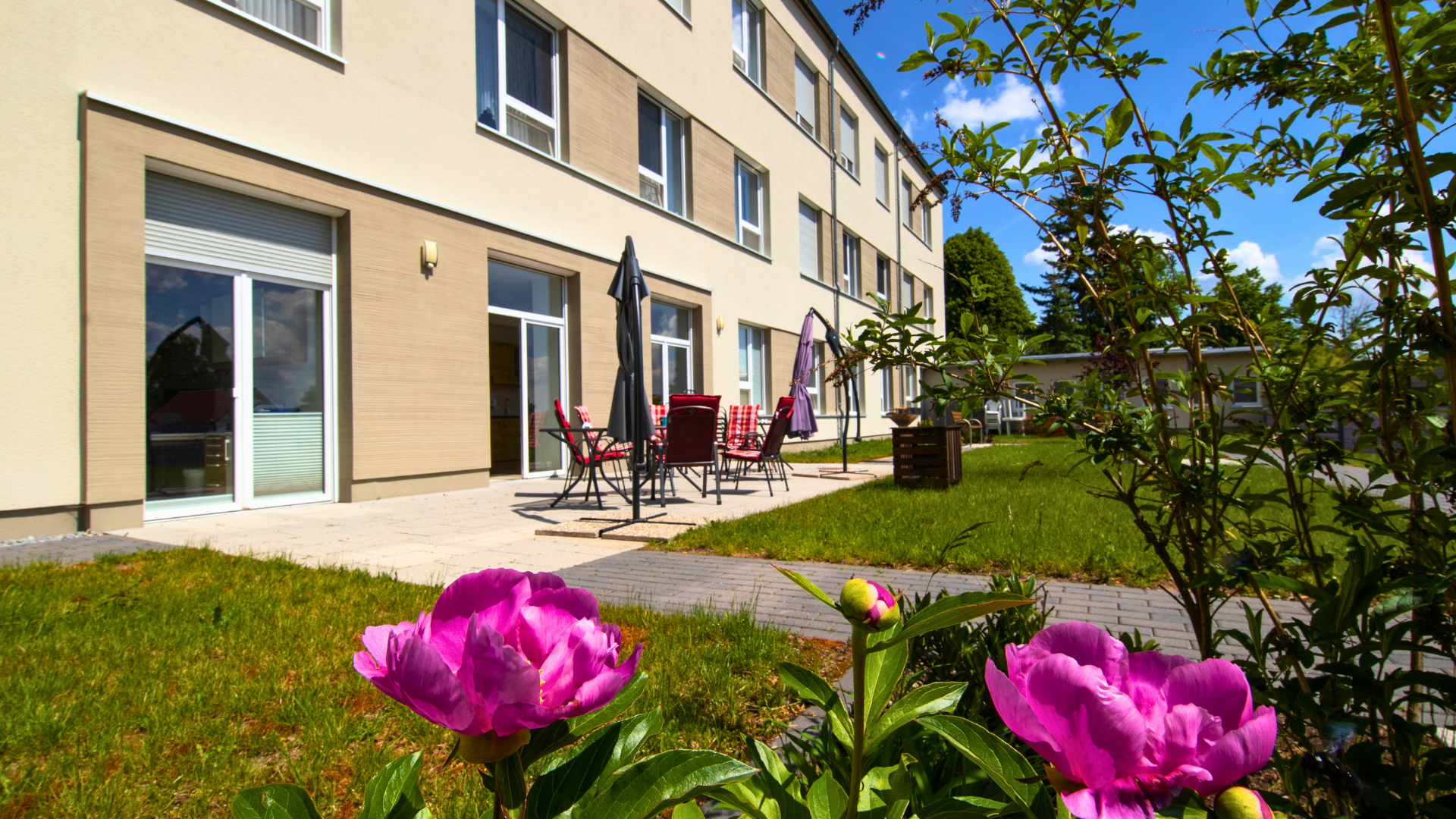 Die Terrasse der Intensivpflege-WG in Mühlhausen wird von Patient:innen und Angehörigen stets gerne genutzt.